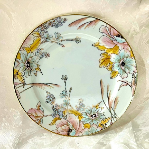 52 PC Set Beautiful Chinese dinnerware (52 pieces) Gold Hand painted. - Picture 8 of 9